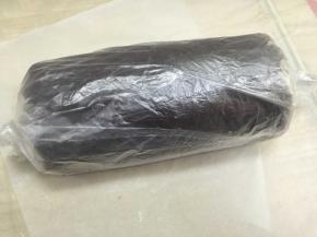 卷起来，用保鲜膜包裹冷藏定型