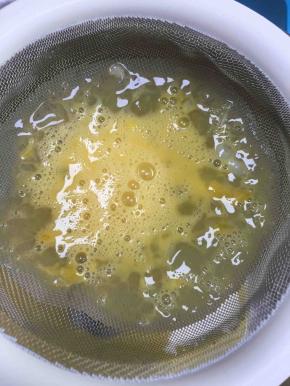 鸡蛋打散过两遍筛
