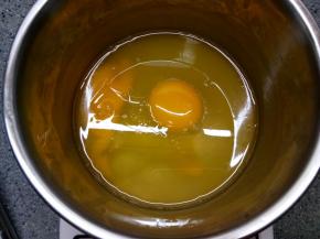 打入二个鸡蛋用手抽拌匀