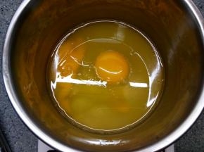 打入二个鸡蛋用手抽拌匀