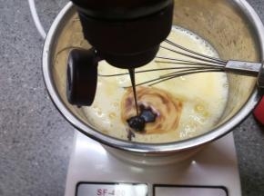 挤入巧克力酱拌匀