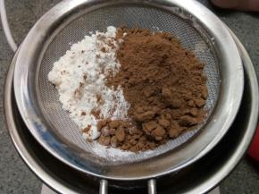 低粉，可可粉，泡打粉混合过筛加入液体里