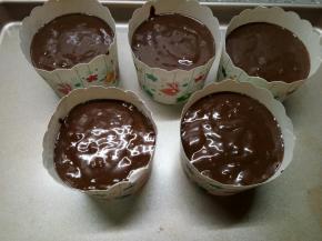 预热烤箱180℃，面糊倒入纸杯里，八分满，放入烤箱烤25分钟