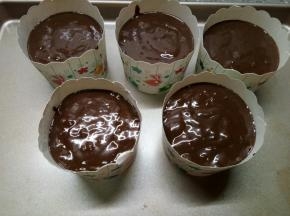 预热烤箱180℃，面糊倒入纸杯里，八分满，放入烤箱烤25分钟