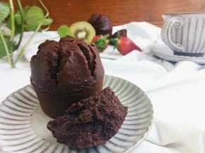 出炉冷却放入密封盒保存。检查烤熟没烤熟可以用牙签插入蛋糕体拔出来不带面屑就好了