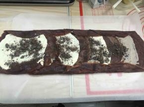 四张皮，抹好奶油撒奥利奥碎，把边缘折叠起来