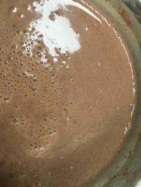 将蛋液和粉类混合，再加入牛奶混合液，搅匀