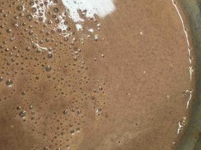 将蛋液和粉类混合，再加入牛奶混合液，搅匀