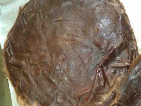 摊好的饼皮，放凉才可以使用，夏天可以放在冰箱中冷藏半小时再使用。