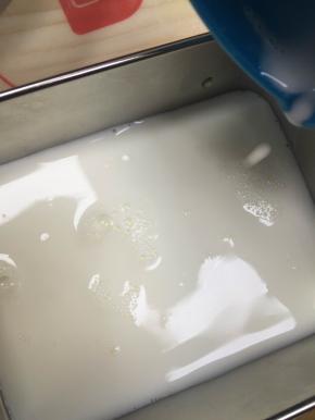牛奶和水混合均匀