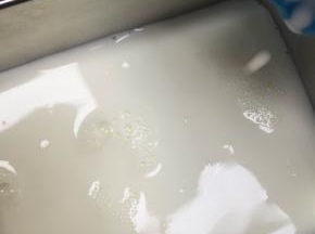 牛奶和水混合均匀