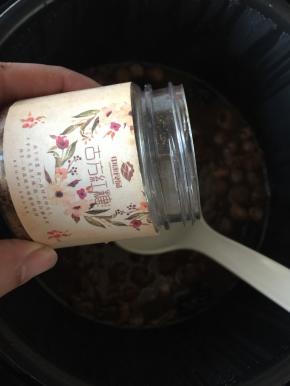 煮好后加入红糖搅拌均匀