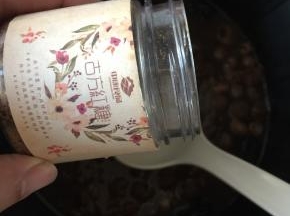 煮好后加入红糖搅拌均匀