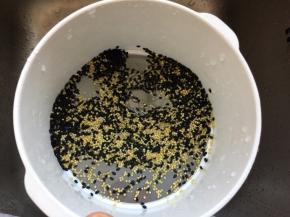 小米和黑芝麻用网筛洗净