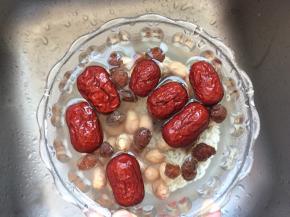 红枣、花生米、核桃、薏米、糯米、桂圆用清水洗净