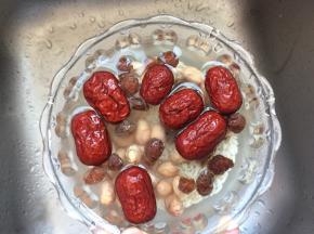 红枣、花生米、核桃、薏米、糯米、桂圆用清水洗净
