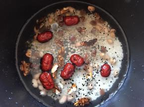 将所有材料放入锅内，加入适量清水，我这里400ml清水