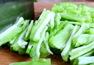 苦瓜洗净，去蒂去瓤和籽，切成条状