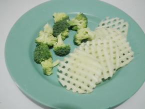 西兰花洗净掰成小朵，土豆去皮切成薯格状。