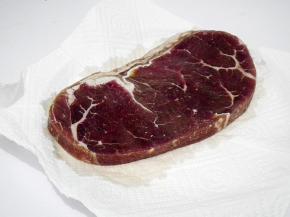 将解冻的牛排用吸油纸吸去表面的水分。