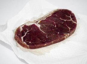 将解冻的牛排用吸油纸吸去表面的水分。