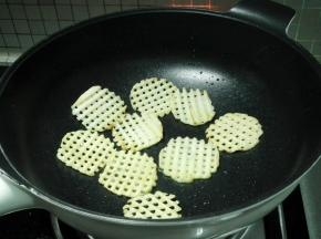 煎制金黄取出。