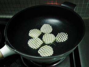 另起锅，烧热 下入一半的调味油，将薯格放入锅中。