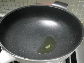 把锅继续烧热，下入另一半的调味油。