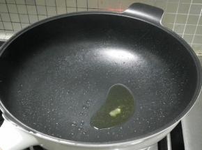 把锅继续烧热，下入另一半的调味油。