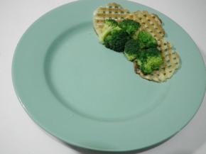 和西兰花一起码放在盘中。