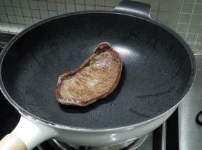 中火，将牛排煎制两面上色。