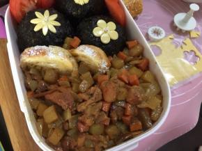 然后放入煮好的咖喱鸡肉，放入两片面包