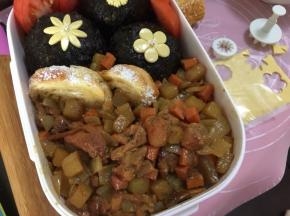 然后放入煮好的咖喱鸡肉，放入两片面包