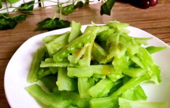 放入盘内，撒上盐和香油拌匀