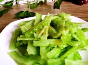 放入盘内，撒上盐和香油拌匀
