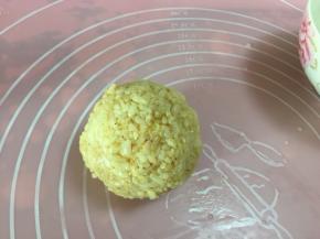 手沾上凉开水后将米饭捏成团