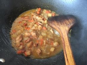 翻拌均匀至咖喱融化即可装盘备用