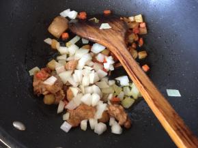 再加入洋葱炒香