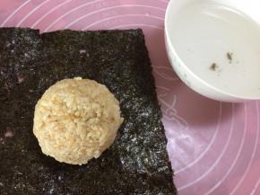 紫菜抹凉开水，然后包入饭团