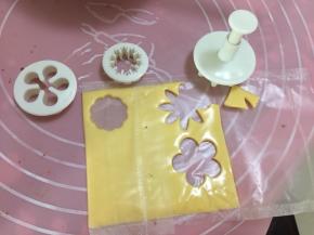 取一片芝士印出花朵