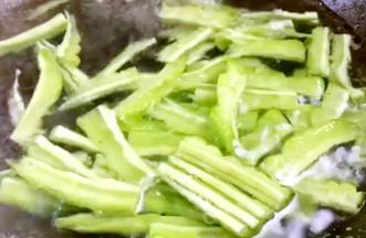 放入开水锅中焯熟捞出沥干