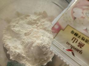 面粉放入干净的碗里，加入酵母用筷子搅拌一下。