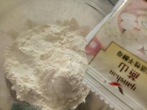 面粉放入干净的碗里，加入酵母用筷子搅拌一下。