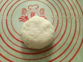 所有材料都准备好以后，取出面团就可以用了。这时烤箱200度预热。