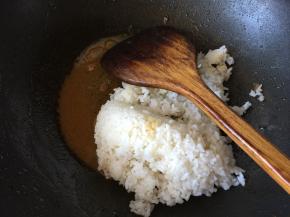 锅里留下来部分咖喱汤汁，倒入做好的米饭