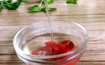 枸杞洗净用开水冲泡一会，沥水备用