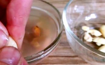 提前泡发杏仁，剥去外皮，再掰开