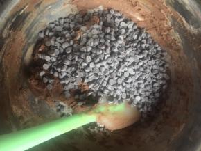 倒入巧克力豆拌匀