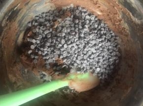 倒入巧克力豆拌匀