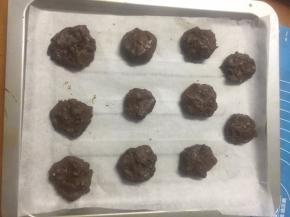 刚刚的一次性手套继续用，纠成小团，放在油纸上，稍微整下形